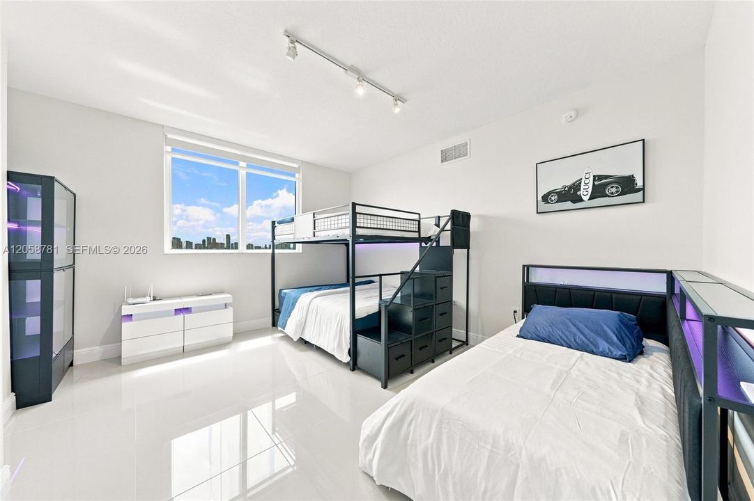 Active With Contract: $375,000 (2 beds, 2 baths, 1087 Square Feet)
