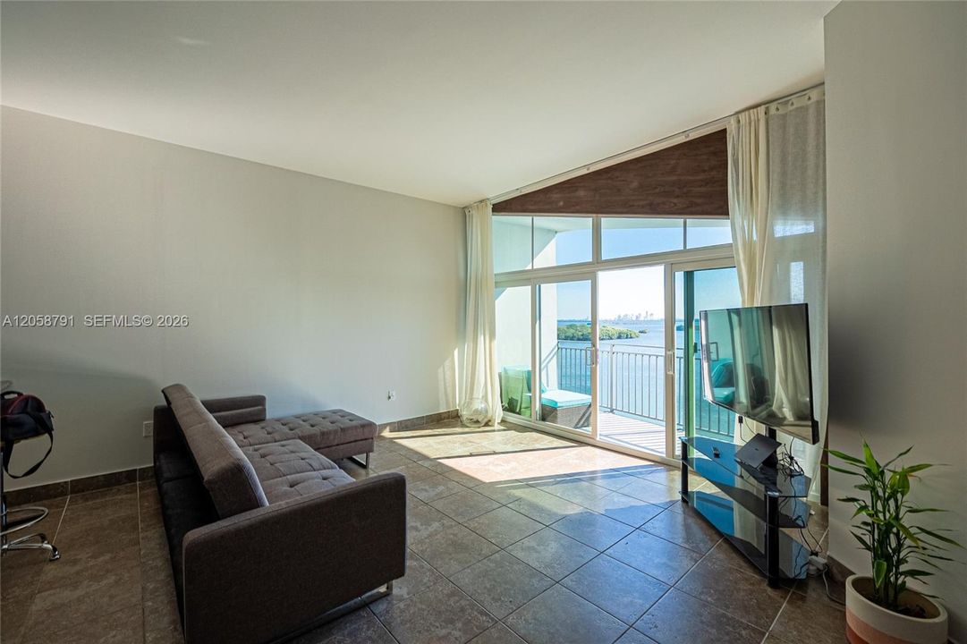 For Rent: $3,000 (2 beds, 2 baths, 1042 Square Feet)