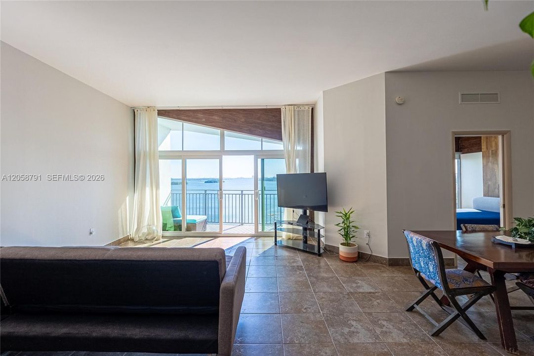 For Rent: $3,000 (2 beds, 2 baths, 1042 Square Feet)