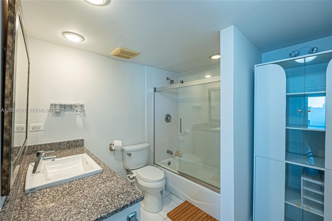 For Rent: $3,000 (2 beds, 2 baths, 1042 Square Feet)