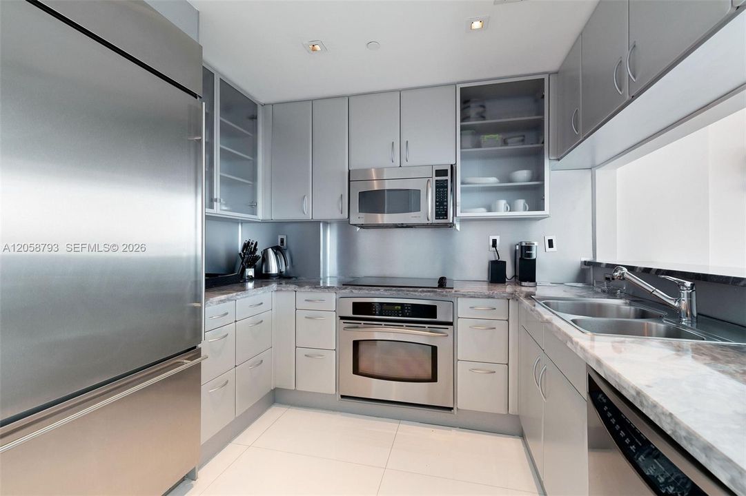 For Rent: $5,500 (1 beds, 1 baths, 777 Square Feet)