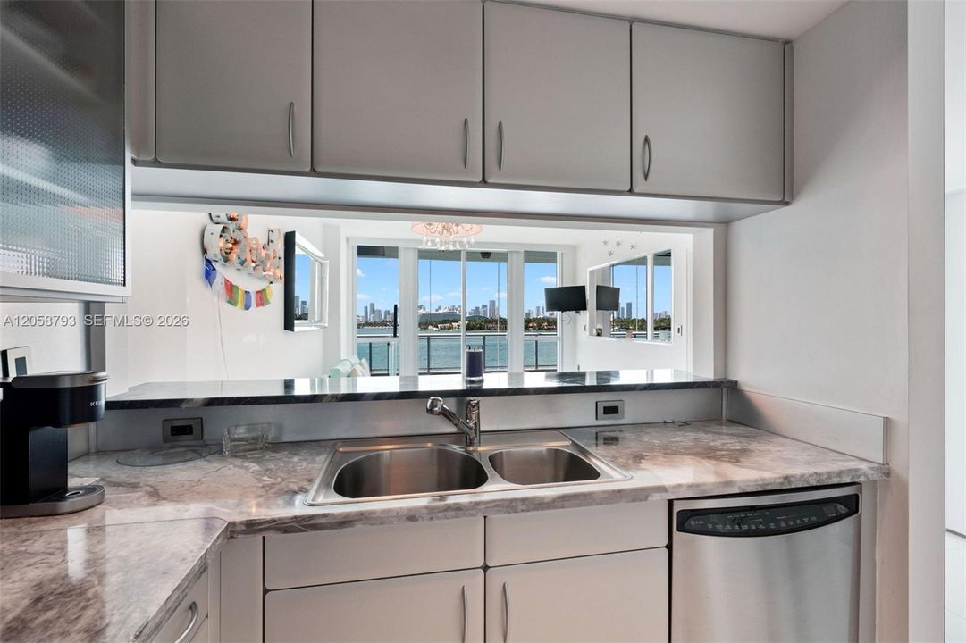 For Rent: $5,500 (1 beds, 1 baths, 777 Square Feet)
