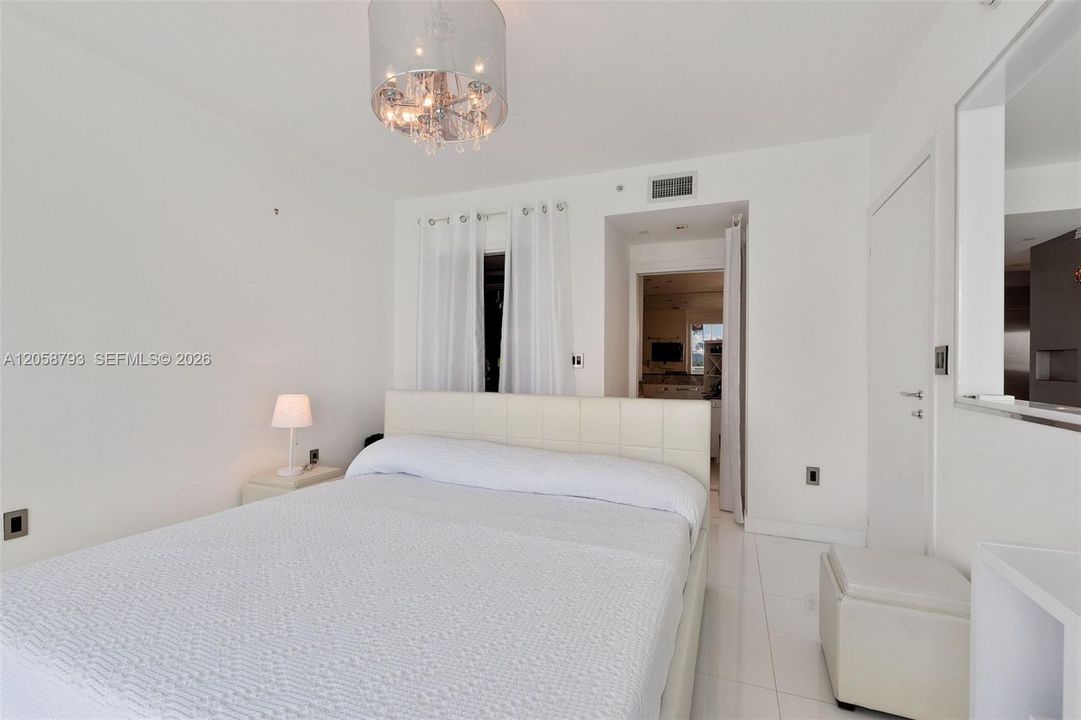 For Rent: $5,500 (1 beds, 1 baths, 777 Square Feet)