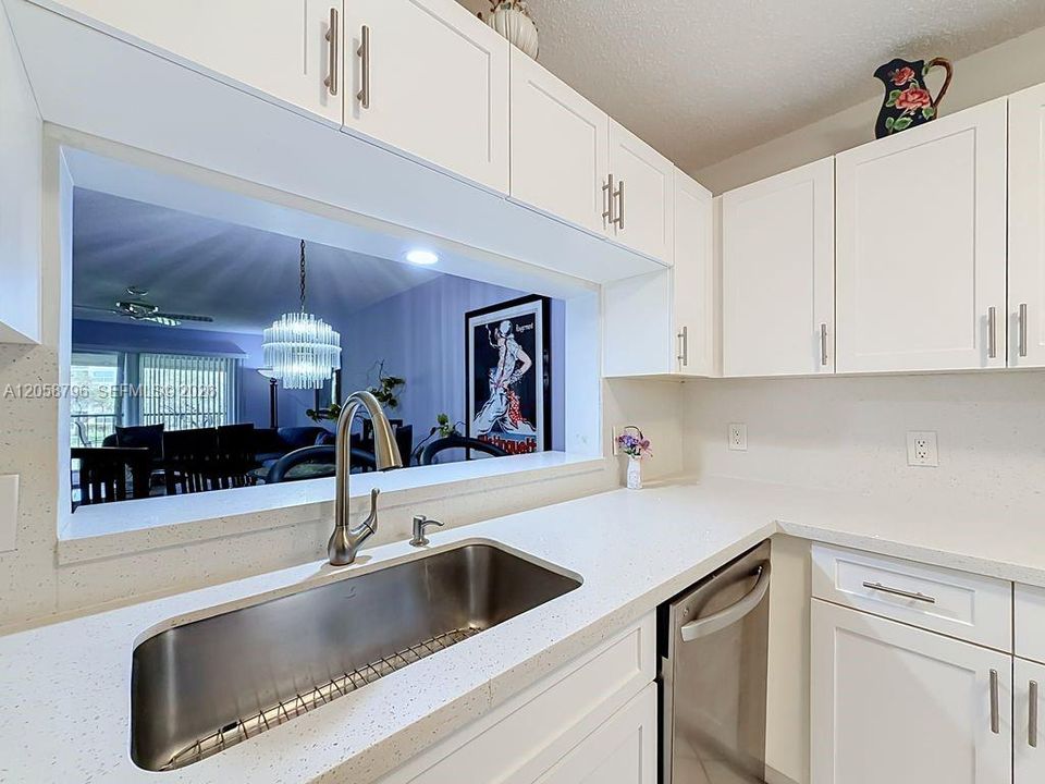 На продажу: $170,000 (2 спален, 2 ванн, 1250 Квадратных фут)