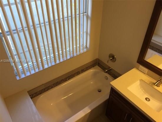 В аренду: $4,700 (4 спален, 2 ванн, 1692 Квадратных фут)