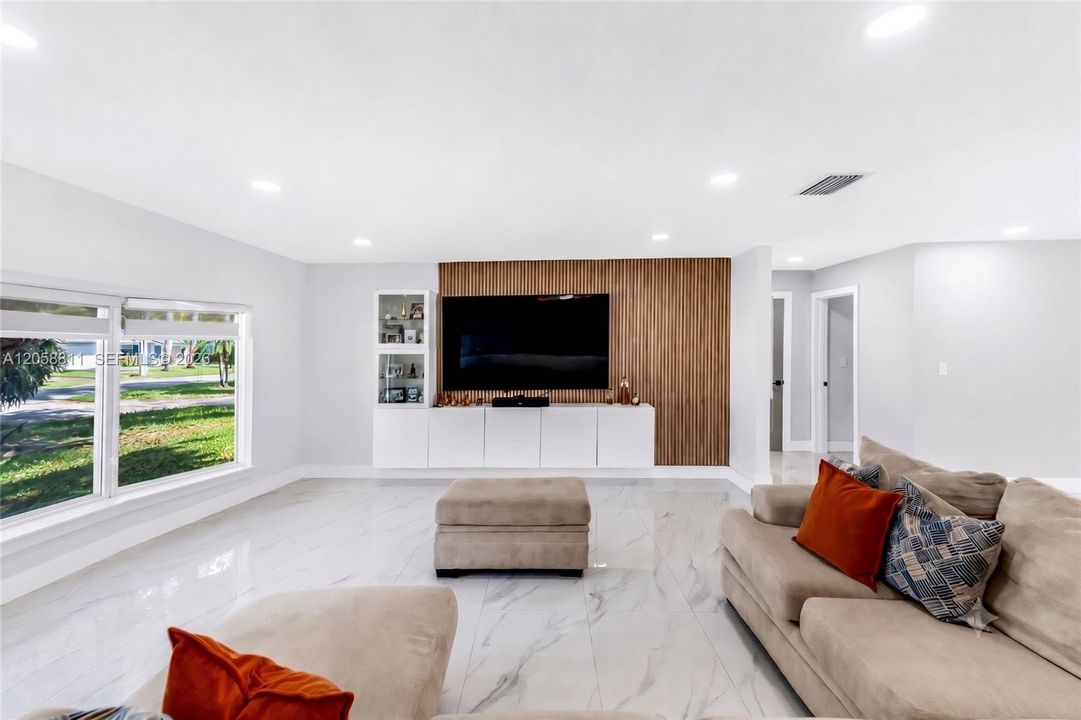 En Venta: $725,000 (4 camas, 3 baños, 1893 Pies cuadrados)