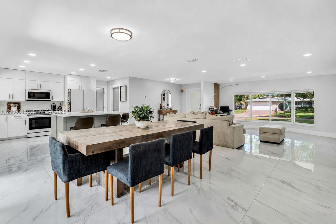 En Venta: $725,000 (4 camas, 3 baños, 1893 Pies cuadrados)