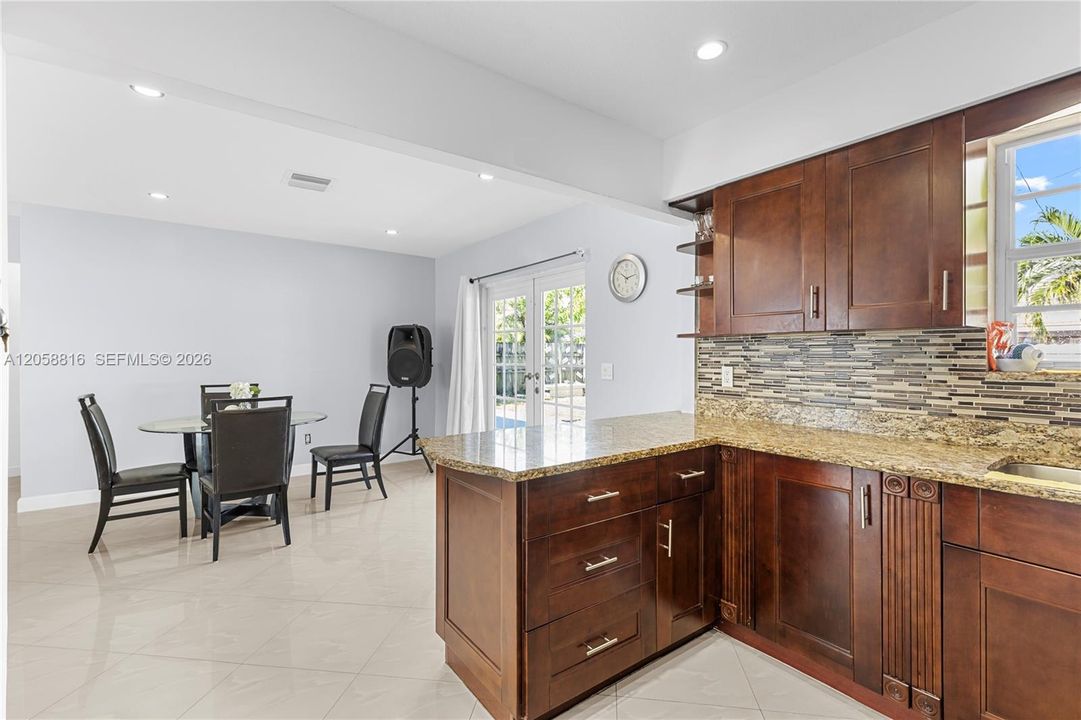 For Sale: $520,000 (3 beds, 1 baths, 1221 Square Feet)