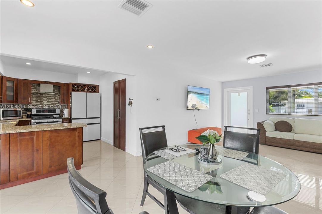 For Sale: $520,000 (3 beds, 1 baths, 1221 Square Feet)