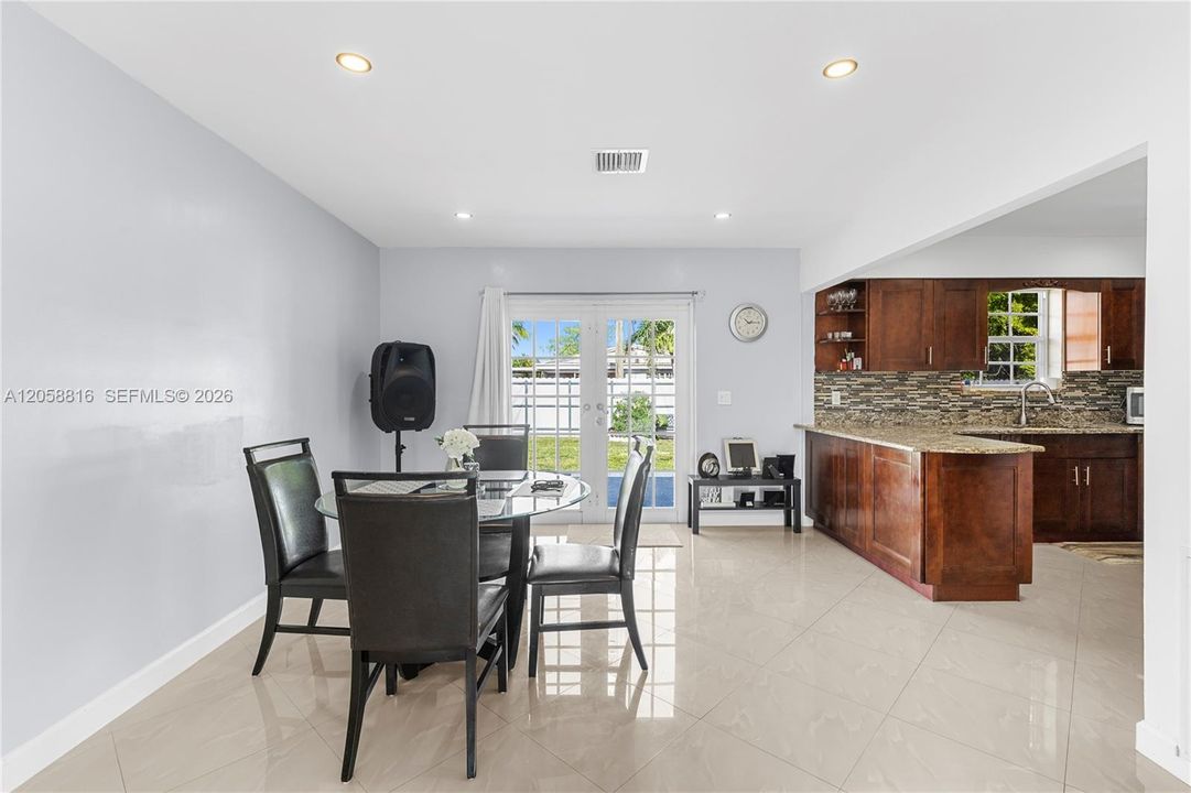 For Sale: $520,000 (3 beds, 1 baths, 1221 Square Feet)
