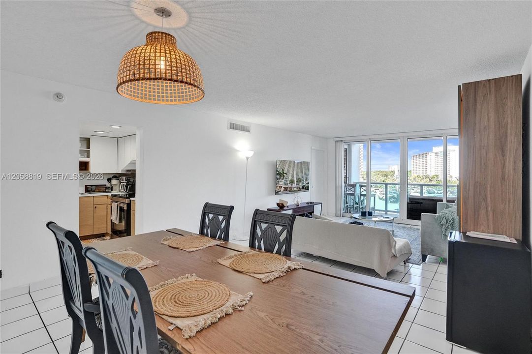 В аренду: $2,900 (2 спален, 2 ванн, 1357 Квадратных фут)