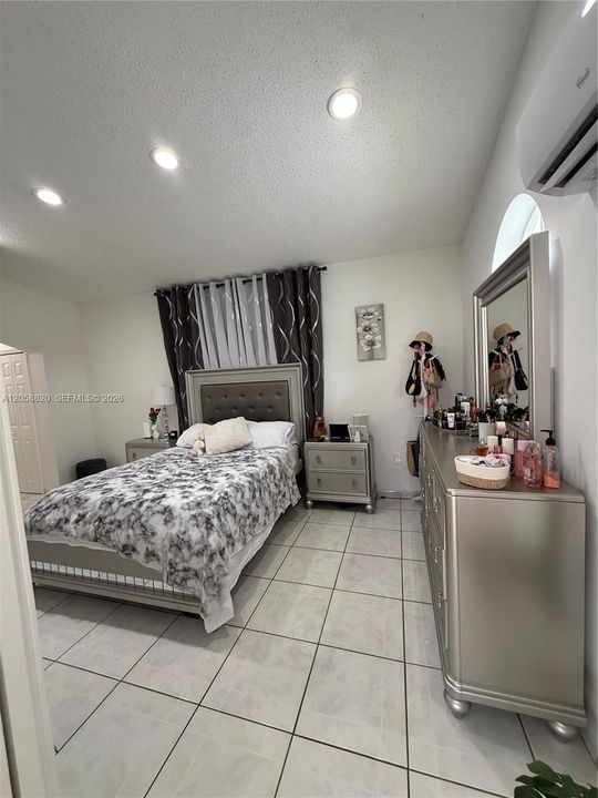 En Renta: $1,600 (3 camas, 2 baños, 600 Pies cuadrados)