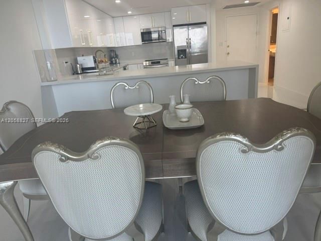 For Rent: $4,500 (2 beds, 2 baths, 980 Square Feet)