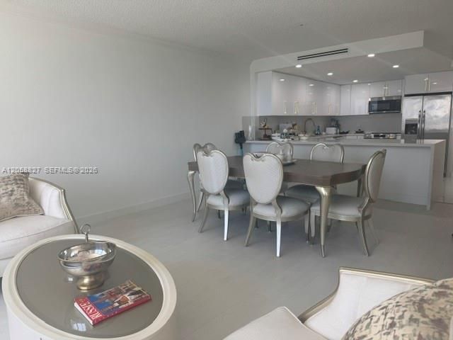 For Rent: $4,500 (2 beds, 2 baths, 980 Square Feet)