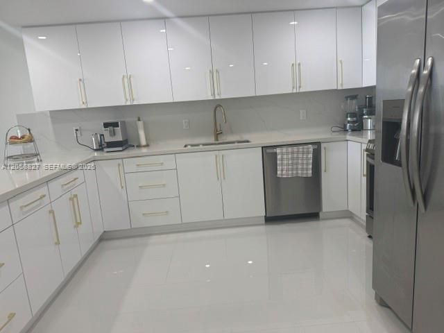 For Rent: $4,500 (2 beds, 2 baths, 980 Square Feet)