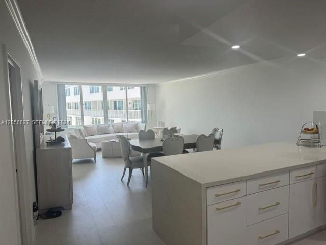 For Rent: $4,500 (2 beds, 2 baths, 980 Square Feet)