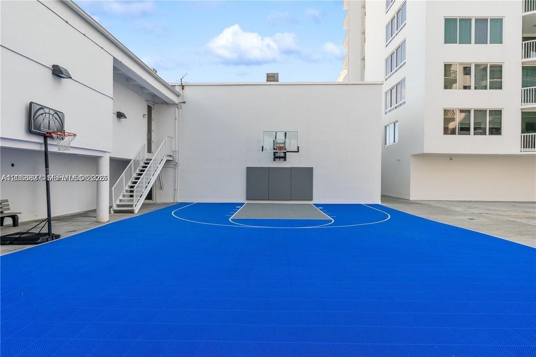 For Rent: $4,500 (2 beds, 2 baths, 980 Square Feet)
