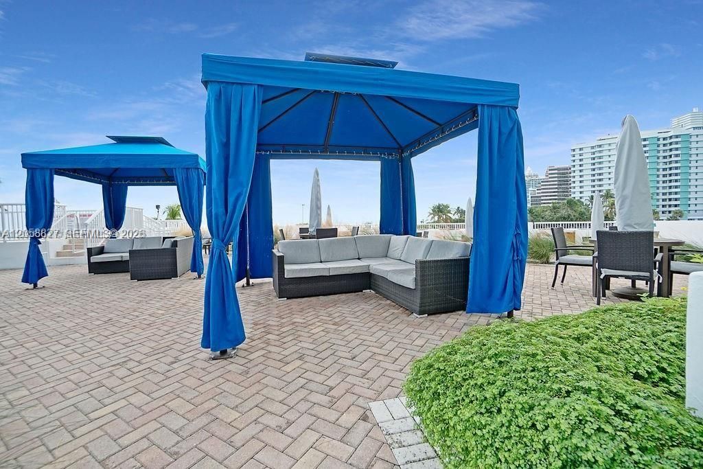 For Rent: $4,500 (2 beds, 2 baths, 980 Square Feet)