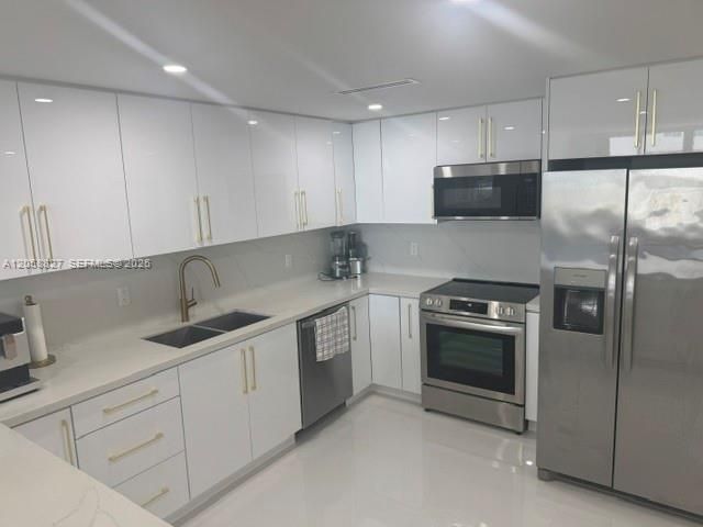 For Rent: $4,500 (2 beds, 2 baths, 980 Square Feet)