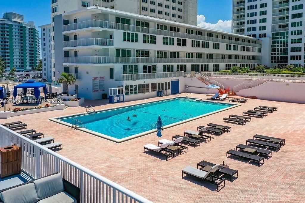 For Rent: $4,500 (2 beds, 2 baths, 980 Square Feet)