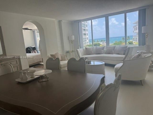 For Rent: $4,500 (2 beds, 2 baths, 980 Square Feet)