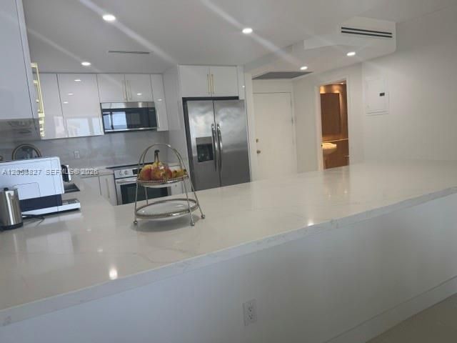 For Rent: $4,500 (2 beds, 2 baths, 980 Square Feet)