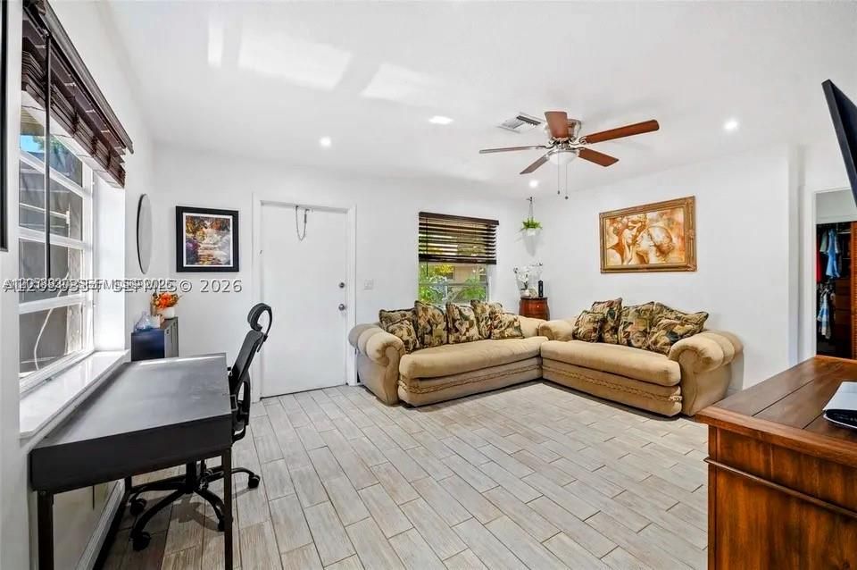 For Rent: $2,200 (2 beds, 1 baths, 1612 Square Feet)