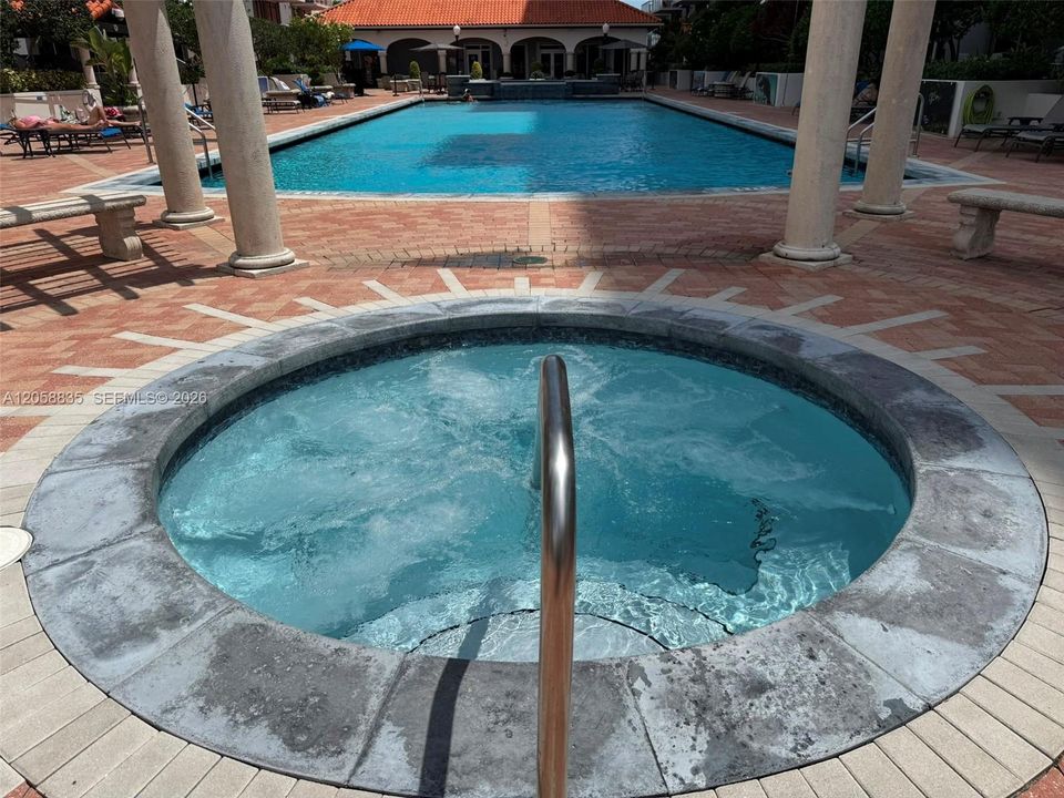 For Sale: $370,000 (2 beds, 2 baths, 923 Square Feet)
