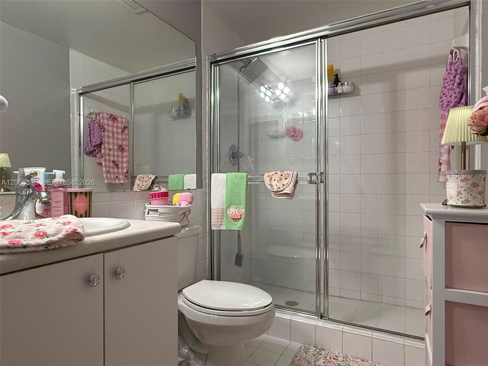 For Sale: $370,000 (2 beds, 2 baths, 923 Square Feet)