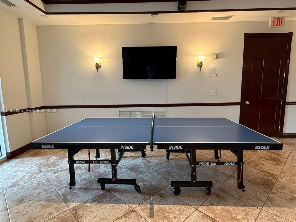 For Sale: $370,000 (2 beds, 2 baths, 923 Square Feet)