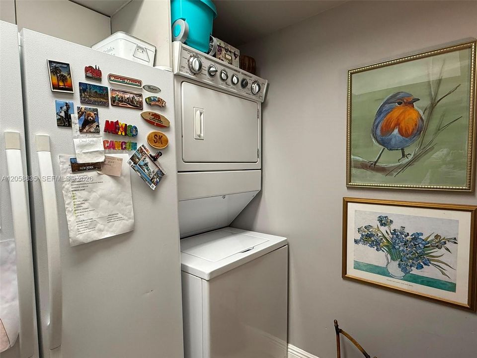 For Sale: $370,000 (2 beds, 2 baths, 923 Square Feet)