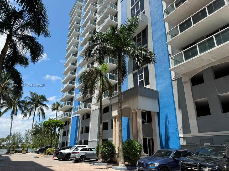 For Sale: $370,000 (2 beds, 2 baths, 923 Square Feet)