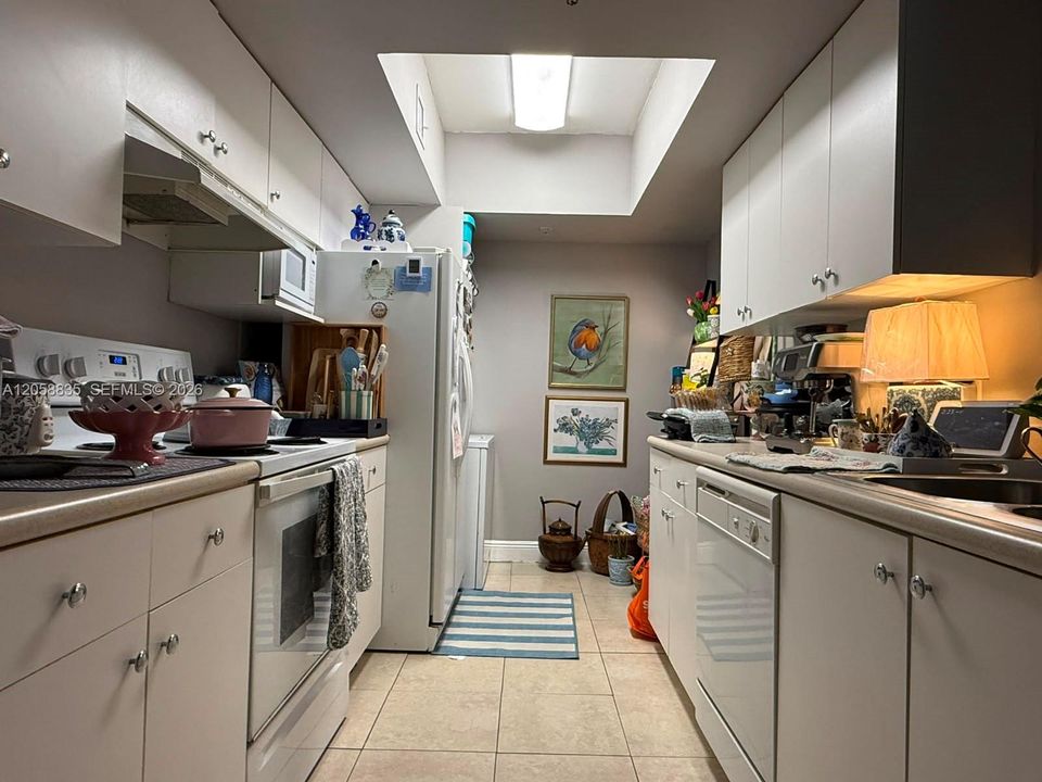 For Sale: $370,000 (2 beds, 2 baths, 923 Square Feet)