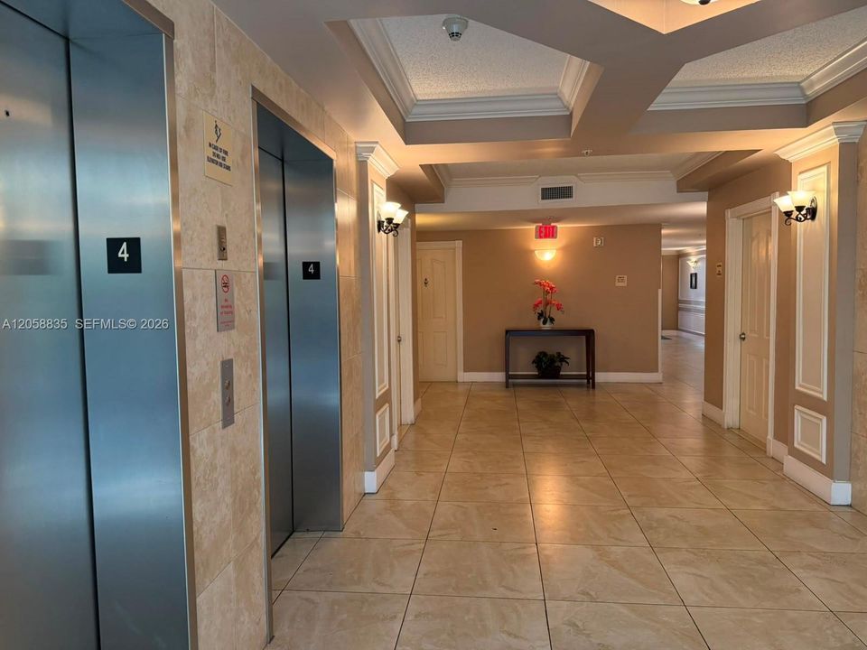For Sale: $370,000 (2 beds, 2 baths, 923 Square Feet)