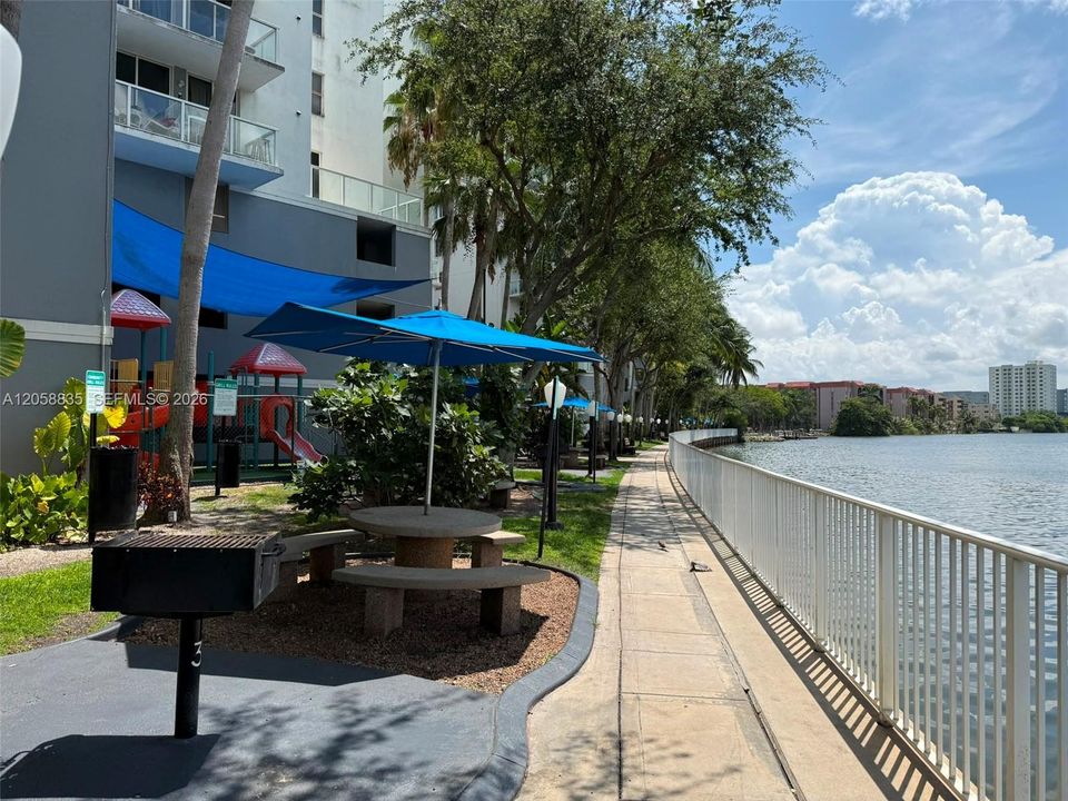 For Sale: $370,000 (2 beds, 2 baths, 923 Square Feet)
