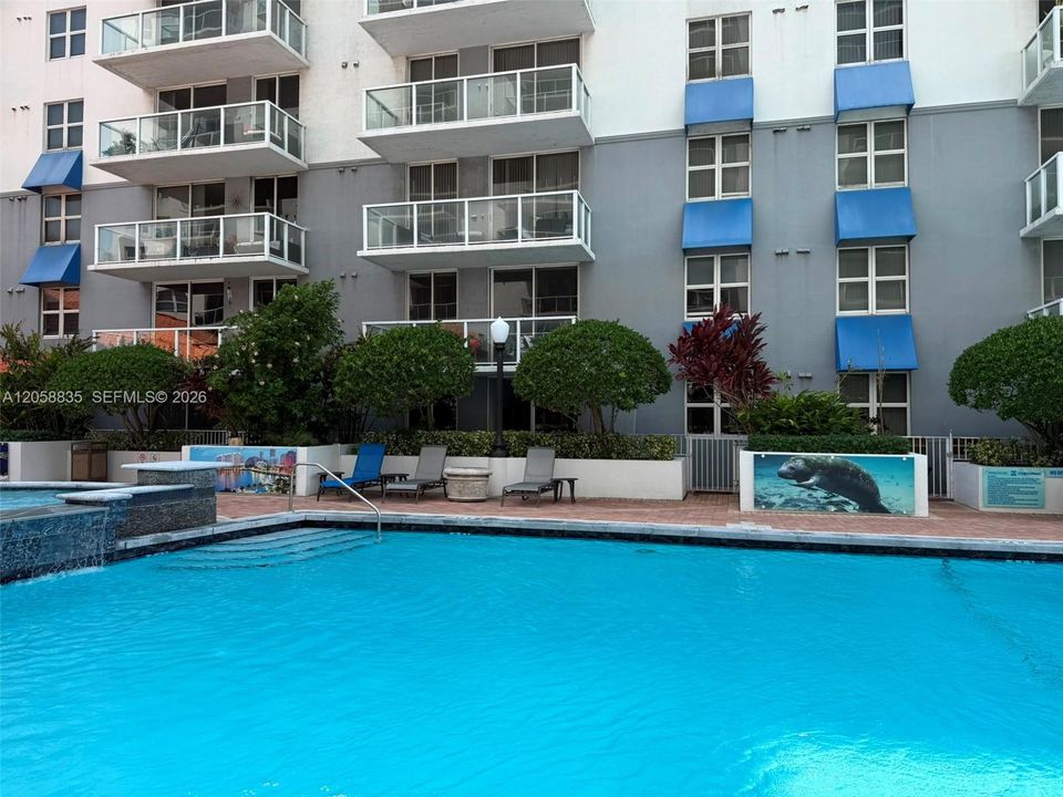 For Sale: $370,000 (2 beds, 2 baths, 923 Square Feet)