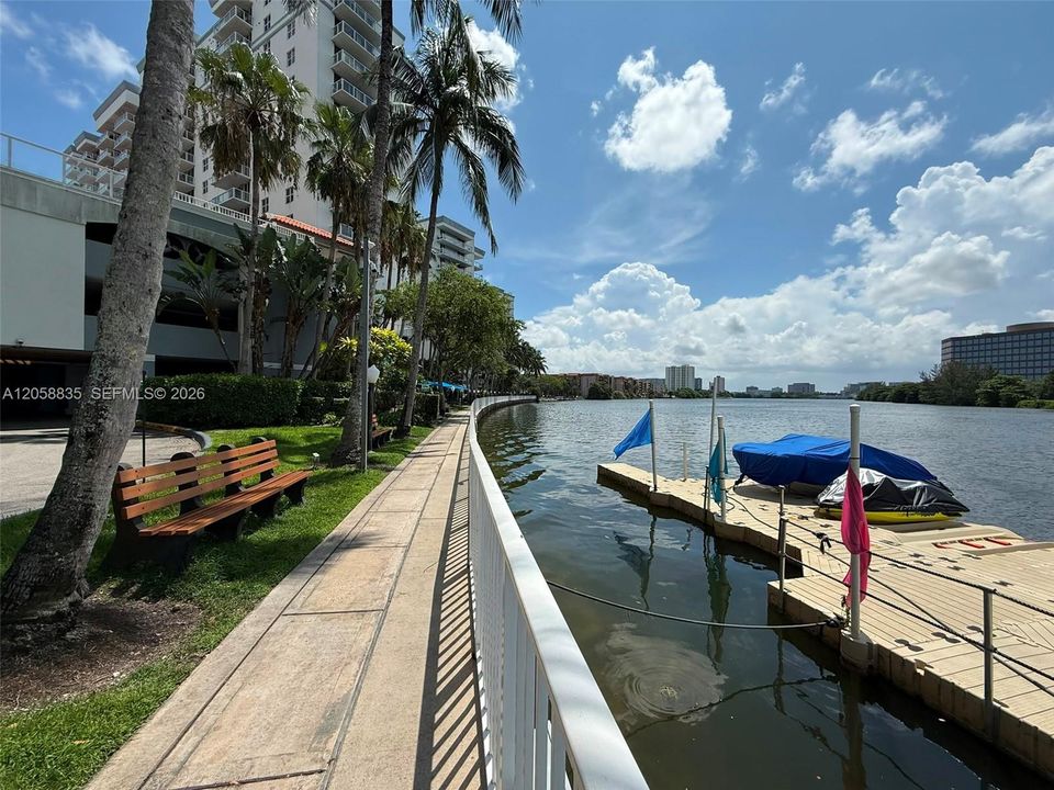 For Sale: $370,000 (2 beds, 2 baths, 923 Square Feet)