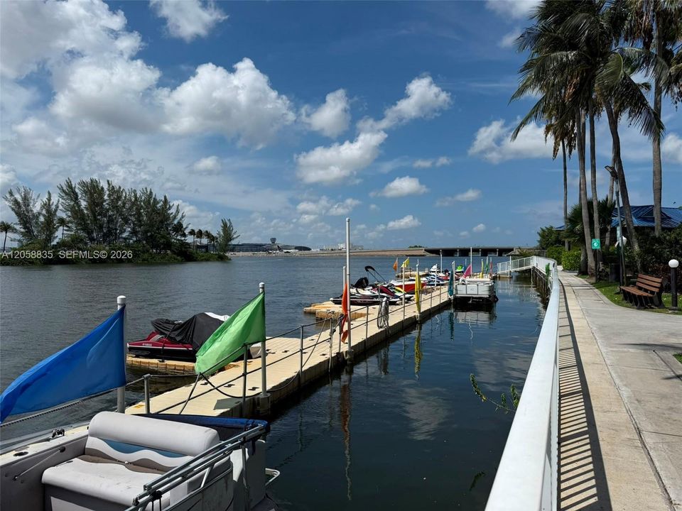 For Sale: $370,000 (2 beds, 2 baths, 923 Square Feet)