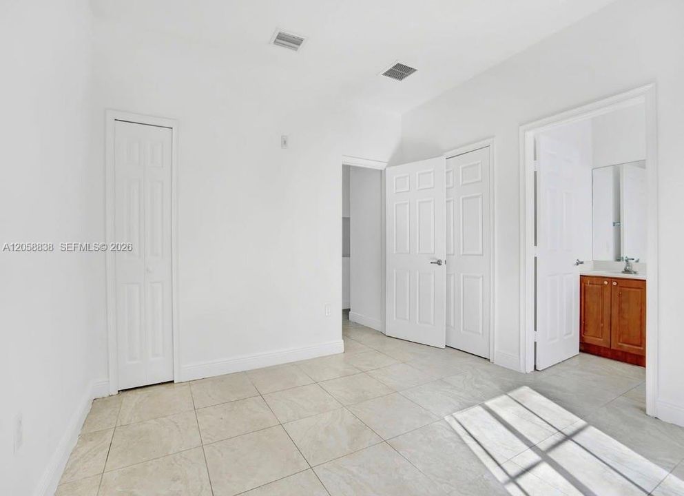 В аренду: $2,200 (2 спален, 2 ванн, 968 Квадратных фут)