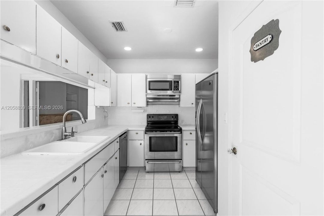 В аренду: $3,500 (3 спален, 2 ванн, 2180 Квадратных фут)