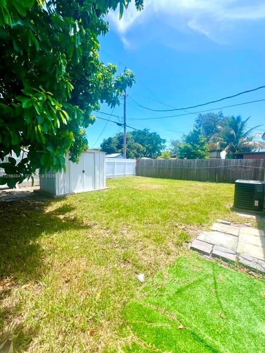 LARGE BACK YARD