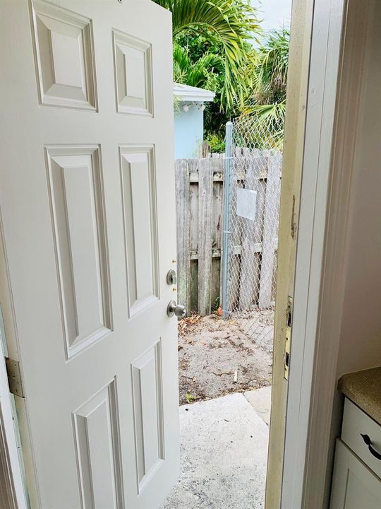 Side door to washer:dryer