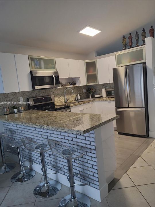 Active With Contract: $3,100 (3 beds, 2 baths, 1276 Square Feet)