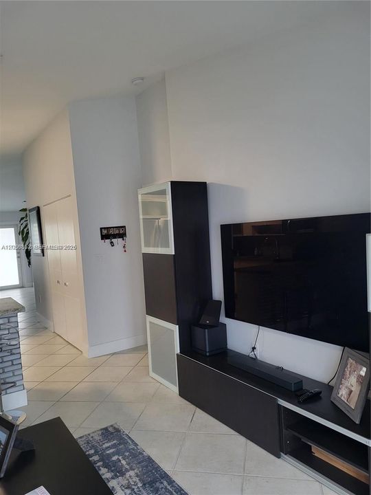 Active With Contract: $3,100 (3 beds, 2 baths, 1276 Square Feet)