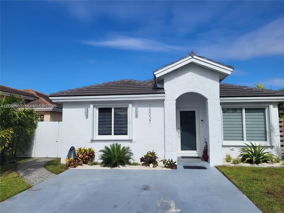 Active With Contract: $3,100 (3 beds, 2 baths, 1276 Square Feet)