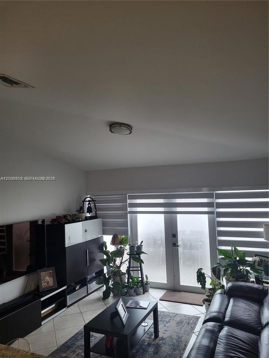Active With Contract: $3,100 (3 beds, 2 baths, 1276 Square Feet)