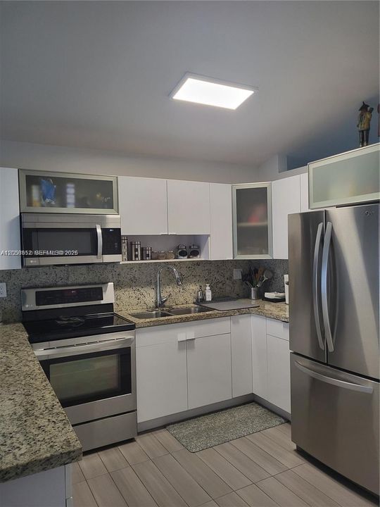 Active With Contract: $3,100 (3 beds, 2 baths, 1276 Square Feet)