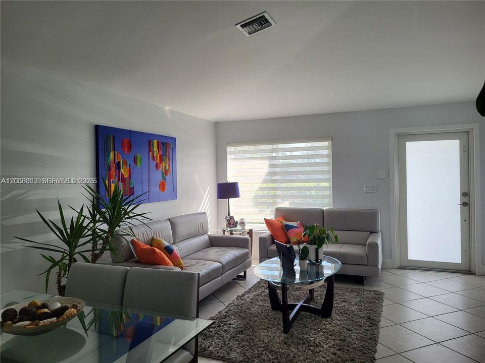 Active With Contract: $3,100 (3 beds, 2 baths, 1276 Square Feet)