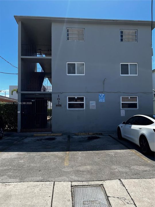 For Rent: $1,800 (2 beds, 1 baths, 648 Square Feet)