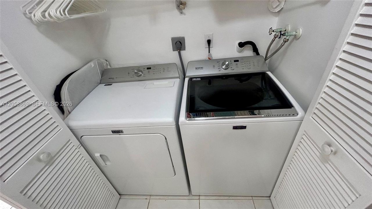 For Sale: $270,000 (2 beds, 2 baths, 1190 Square Feet)